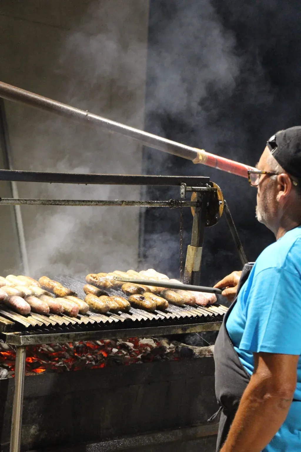 Salsicce sulla griglia durante la Festa