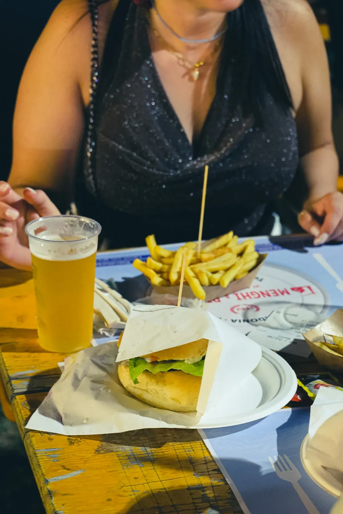 Hamburger, patatine e birra ai tavoli della Festa