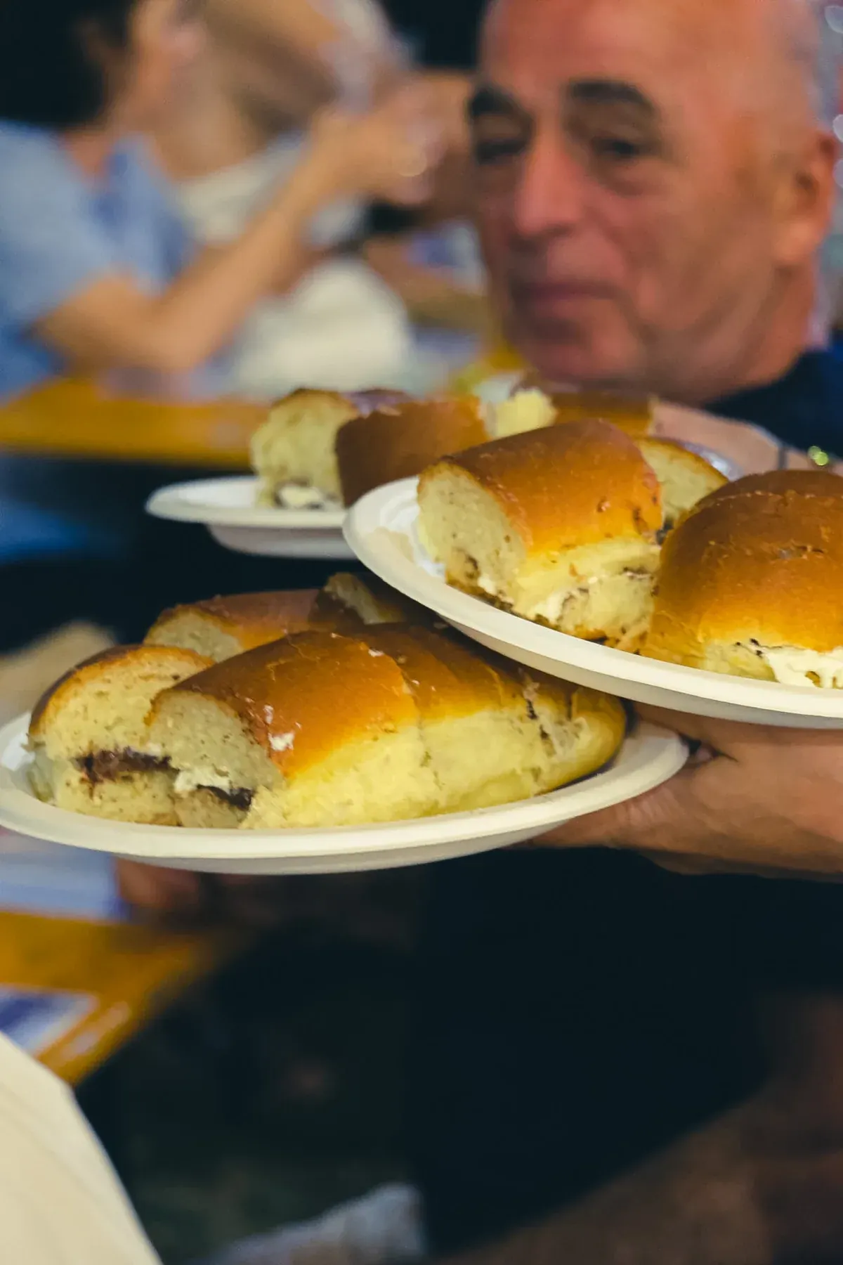 Dolci serviti ai tavoli della Festa